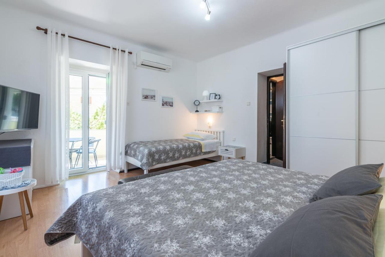 Apartment Luiza With Terrace Baška Exteriör bild
